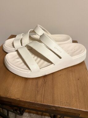 Crocs Getaway Strappy Off-White/Stucco Slides